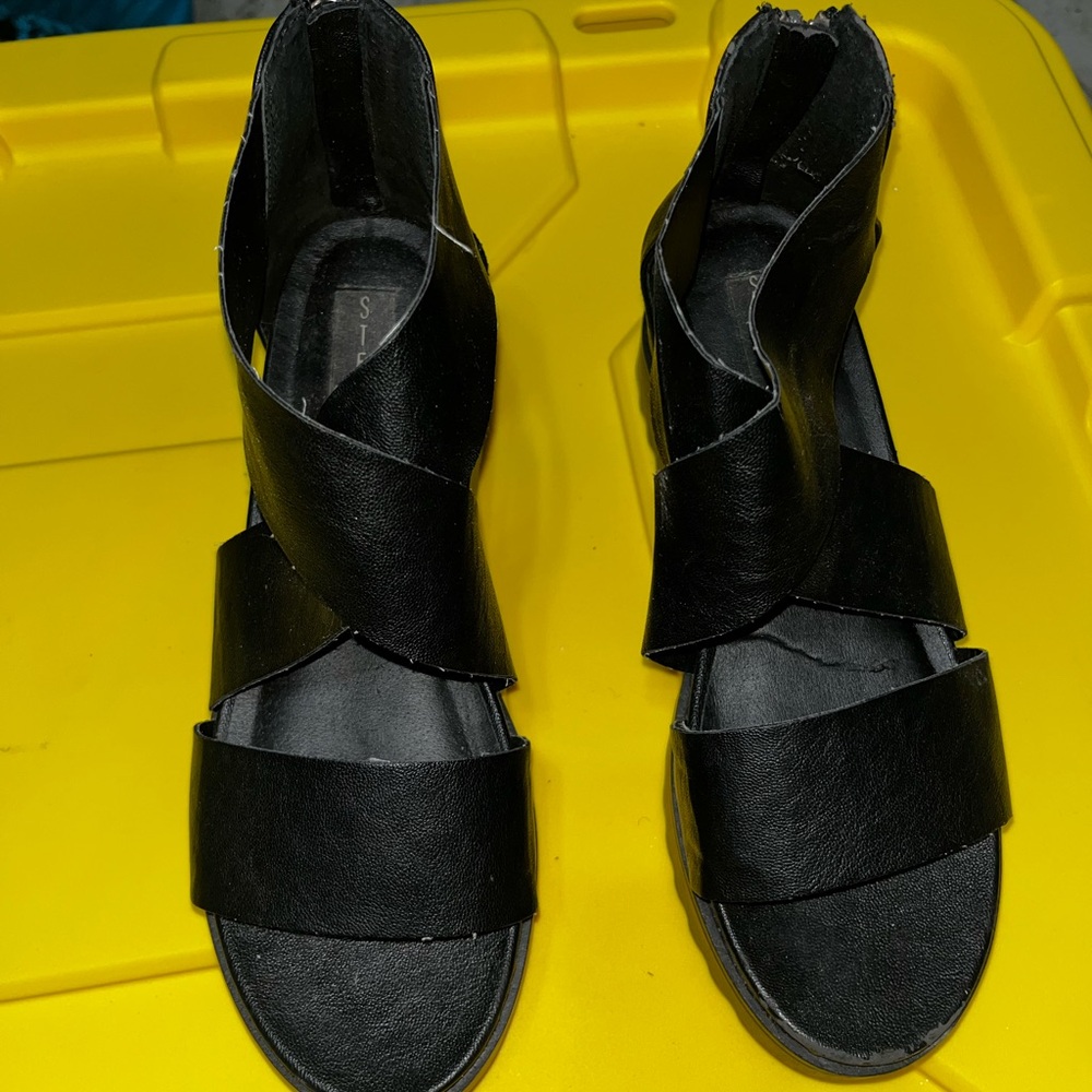 Steve Madden Black Sandals with Modern Minimalist Design